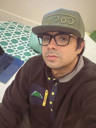 Chencho Corleone con gorra